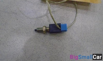 Датчик включения стоп-сигнала от Nissan Cube Z10 1998-2002 - купить Адлере